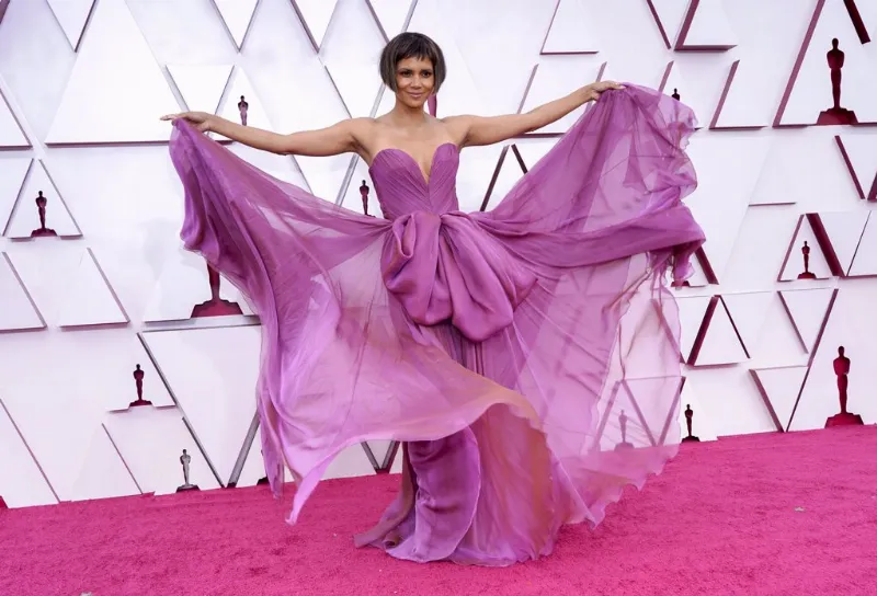 El glamour del rojo en la alfombra roja